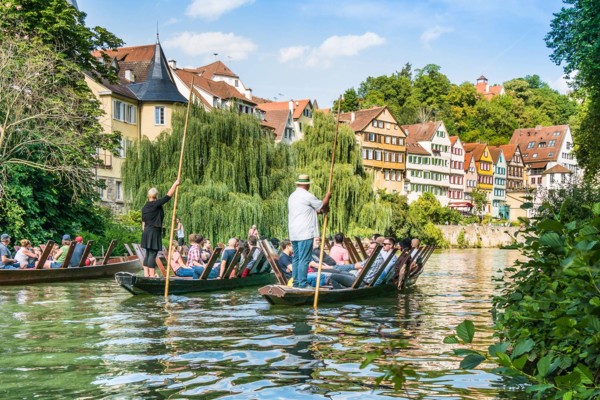Eigens zertifizierte „Stocherer“ stechen mit Gästen in den Neckar. 