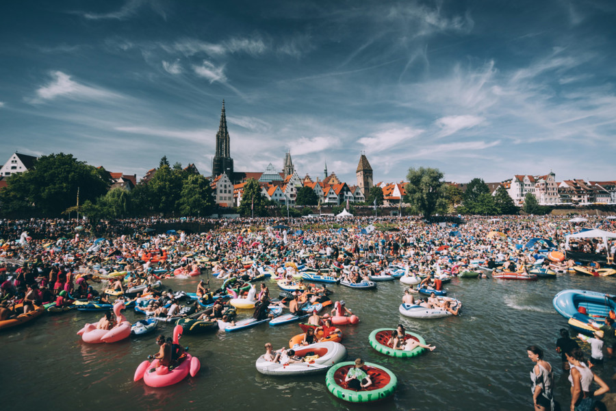 Zur Ulmer Schwörwoche gehört auch das Nabada, bei dem man sich mit Schlauchbooten, Flößen und den als Ulmer Schachteln bekannten Flachbooten die Donau hinabtreiben lässt. 