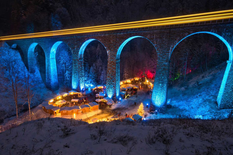 Das Eisenbahnviadukt überquert die Ravenna Schlucht. Die Illumination verstärkt die wild-romantische Atmosphäre. |© Hochschwarzwald Tourismus GmbH