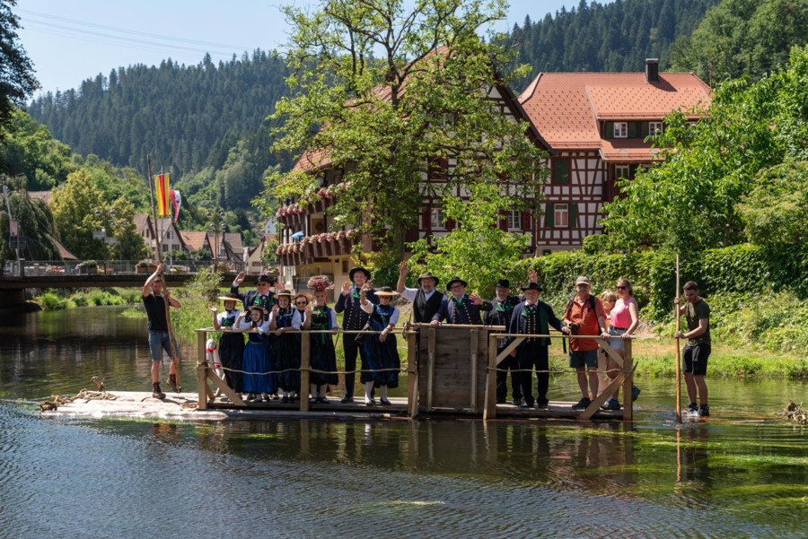 Beim alle fünf Jahre stattfindenden Sommerfest in Schiltach an der Kinzig zeigen die Mitglieder des Flößervereins ihr Können.