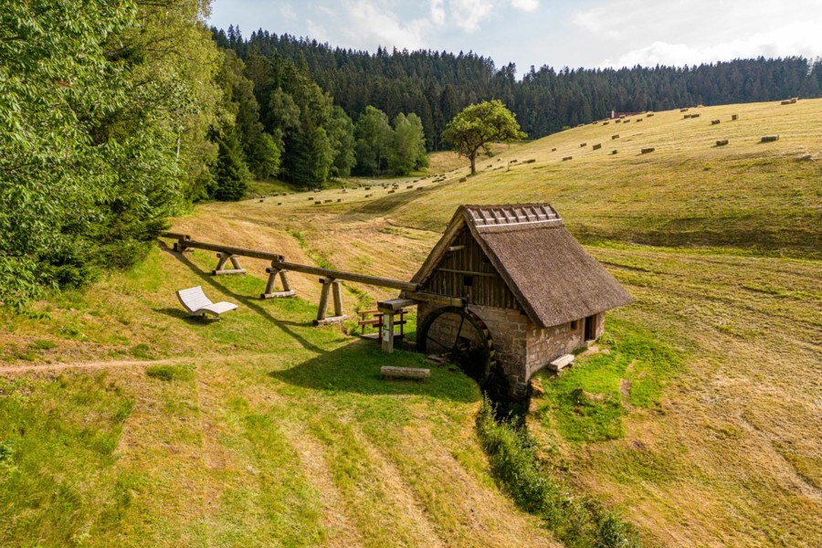 Die fast 400 Jahre alte Mooswaldmühle in Lauterbach liegt idyllisch zwischen Wald und Hügeln im Sulzbachtal.