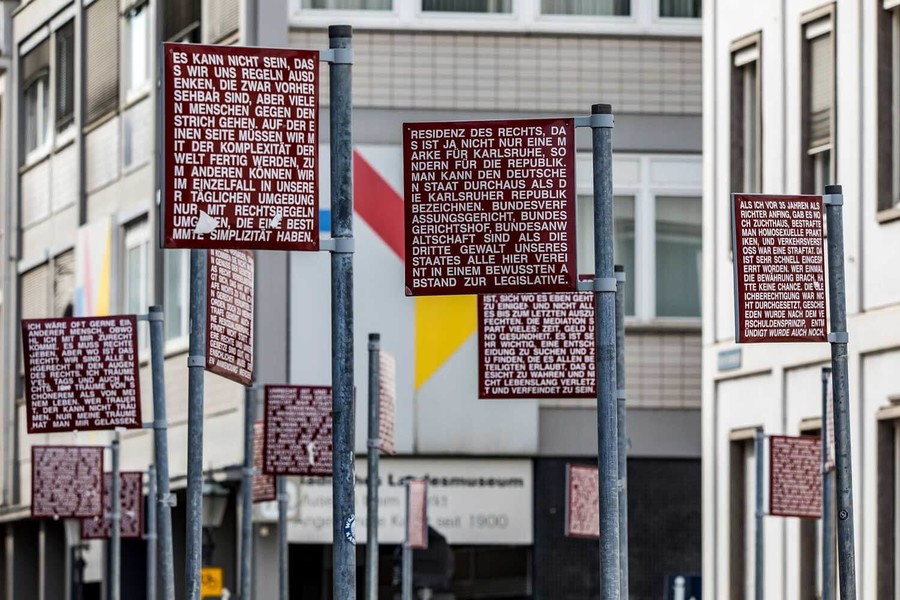 Die Schilder auf dem 'Platz der Gerechtigekeit' in Karlsruhe enthalten Aussagen zum Thema Recht und Gerechtigkeit.