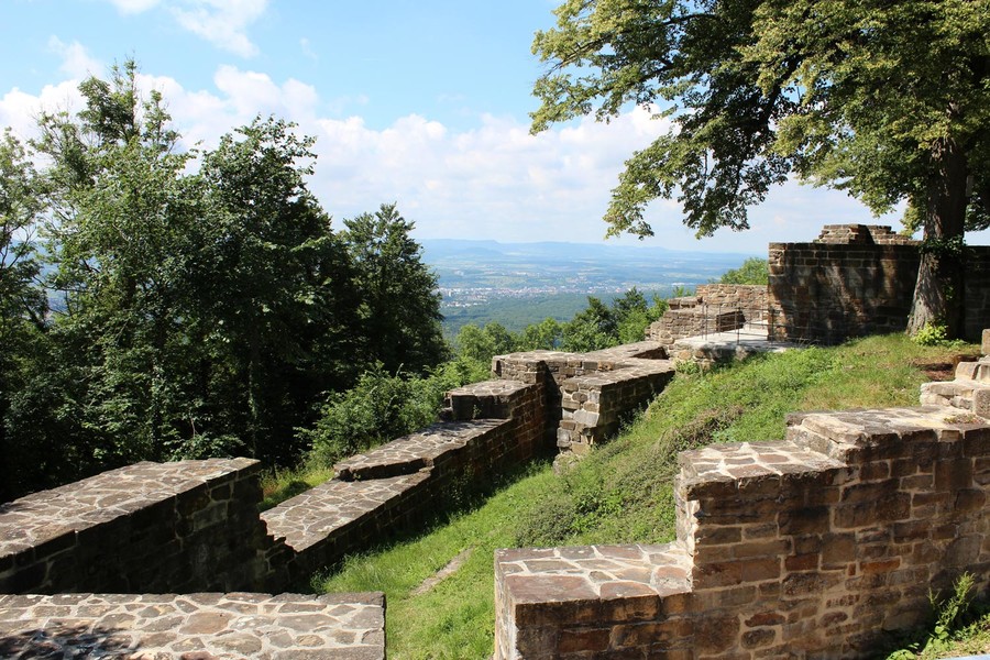 Blick auf die übrigen Mauerteile der Ruine Hohenstaufen. 