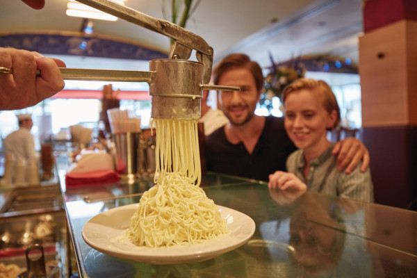 Täuschend echt: Das Spaghetti-Eis sieht aus wie Nudeln mit Tomatensoße und geriebenem Parmesan.|© TMBW, Düpper