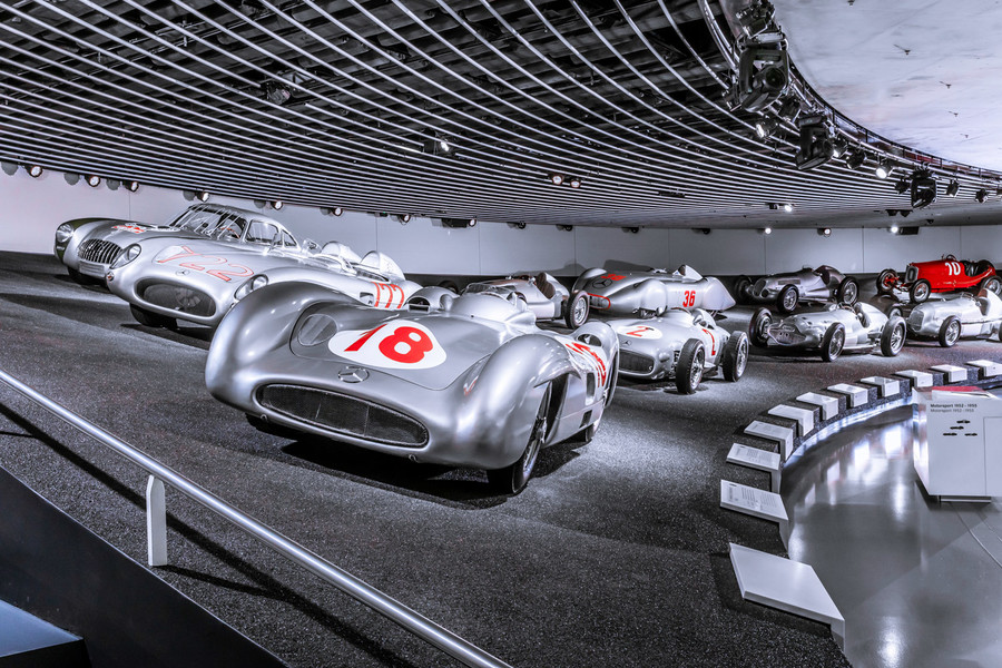 Viele historische Rennautos von Mercedes Benz stehen als Ausstellungsstücke in einer Reihe.