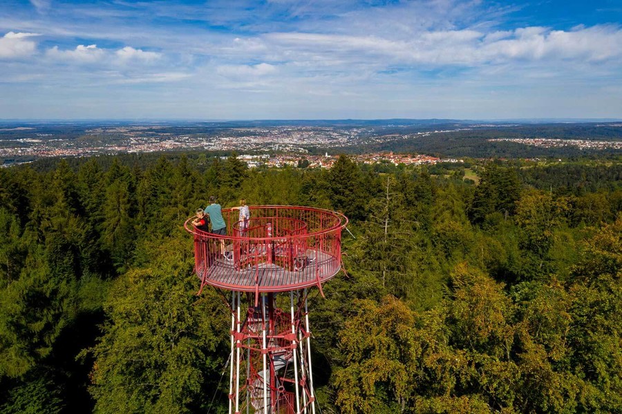 Der 26 Meter hohe Büchenbronner Aussichtsturm bei Pforzheim bietet einen tollen Auslick.