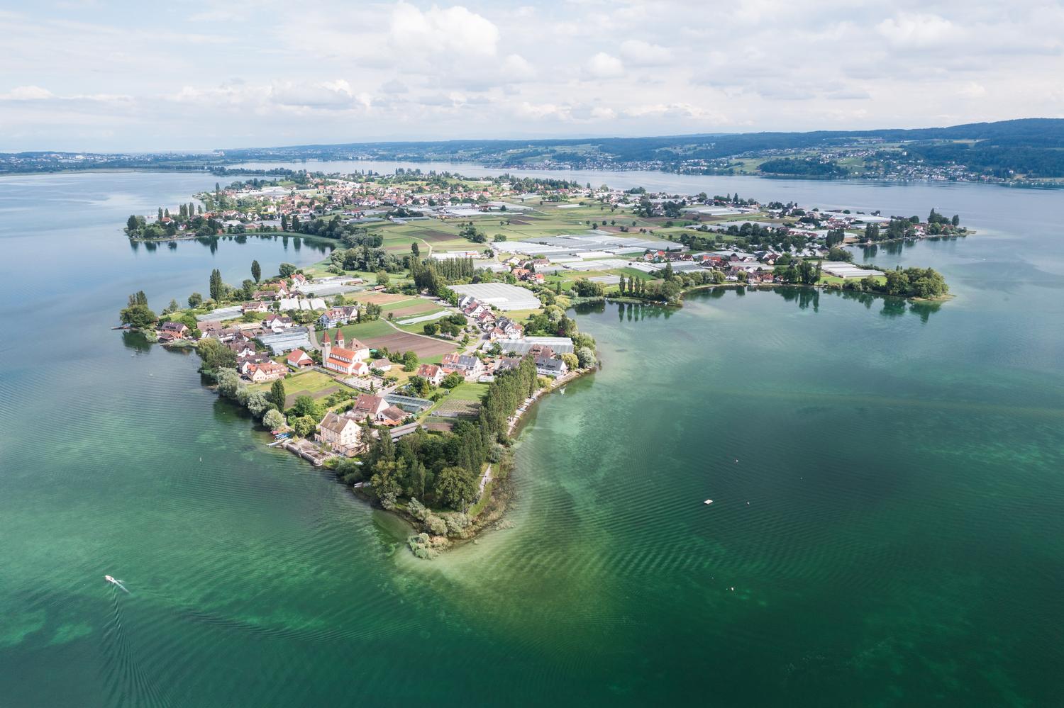 Die Insel Reichenau im Bodensee lässt sich aus der Vogelperspektive gut überblicken.