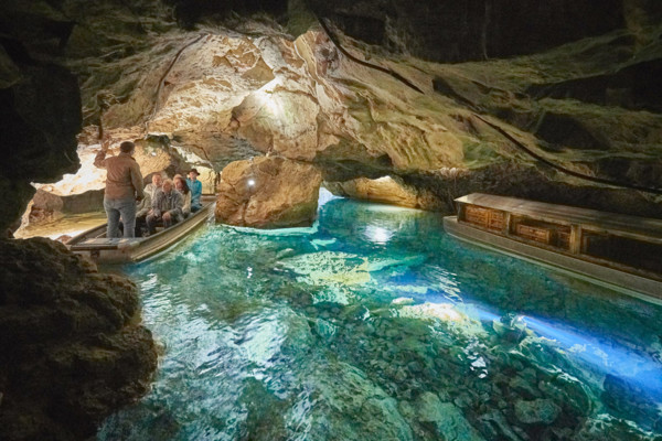 Die „Wimsener Höhle“ oder „Friedrichshöhle“ ist die einzige „aktive“ und mit dem Boot befahrbare Wasserhöhle Deutschlands.