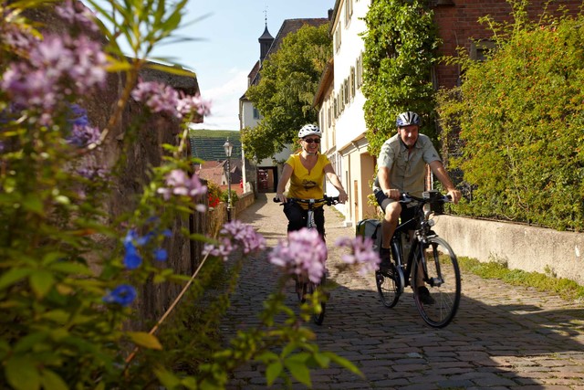 Zwei Radbegeisterte erkunden eine idyllische Stadt in Baden-Württemberg.