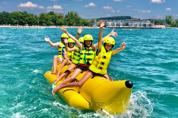 Am Bodensee gibt es zahlreiche Wasser-Fun-Aktivitäten wie zum Beispiel der Banana-Boot-Ride für kleine und große Adrenalinjunkies.