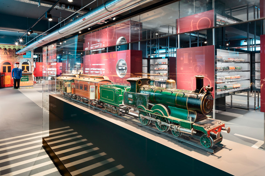 In einem Innenraum des Märklin Museums wird in einem Schaukasten eine Lokomotive ausgestellt.