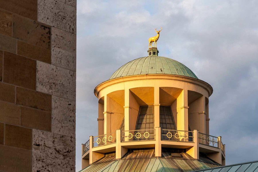 Im Kunstegebäude in Stuttgart ist zeitgenössische Kunst ausgestellt. Auf der Kuppel des Kunstgebäudes trohnt der goldene Hirsch.