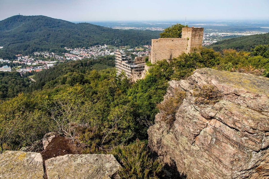 Blick auf Baden-Baden über Felsen und Wald mit der Ruine des alten Schlosses im Hintergrund
