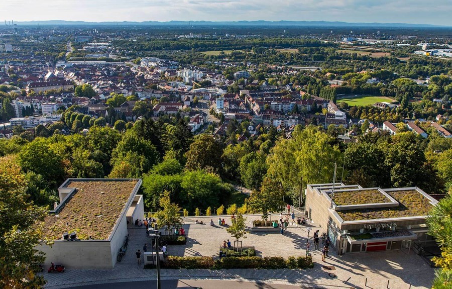 Vom Turmberg haben Besucherinnen und Besucher einen fantastischen Blick über Karlsruhe.
