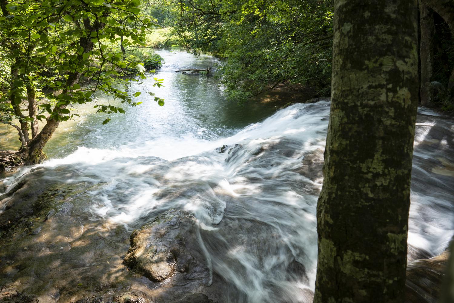 Der Wasserfall Hoher Gießel im Großen Lautertal im Biosphärengebiet Schwäbische Alb ist ein beliebtes Ausflugsziel.