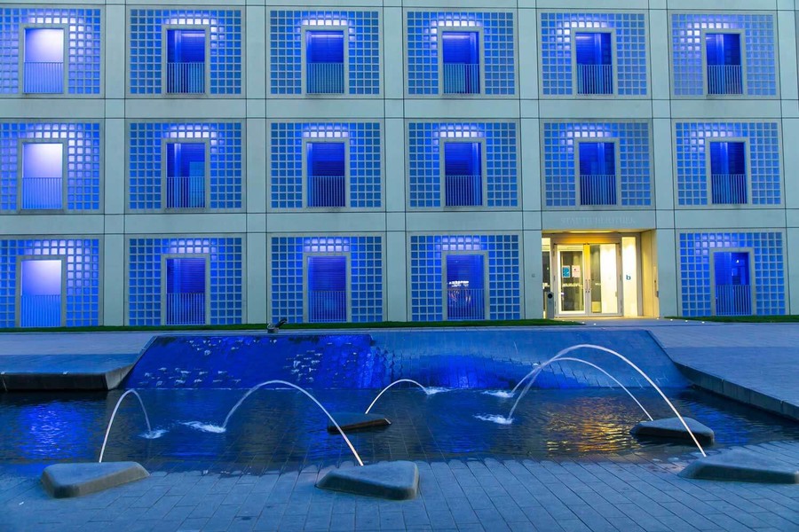 Die Stadtbibliothek in Stuttgart ist nachts blau beleuchtet.
